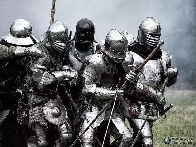 用现代钢材打造刀剑铠甲，穿越到古代战场真能所向披靡吗？