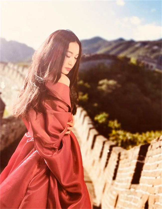 温碧霞在长城凹造型，红色古风连衣裙气质惊艳，54岁仍是万人迷